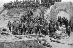 Bulgarian_soldiers_with_dead_Turkish_civilians_(Edirne)