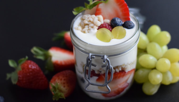 Raňajkový jogurt s krúpami a ovocím
