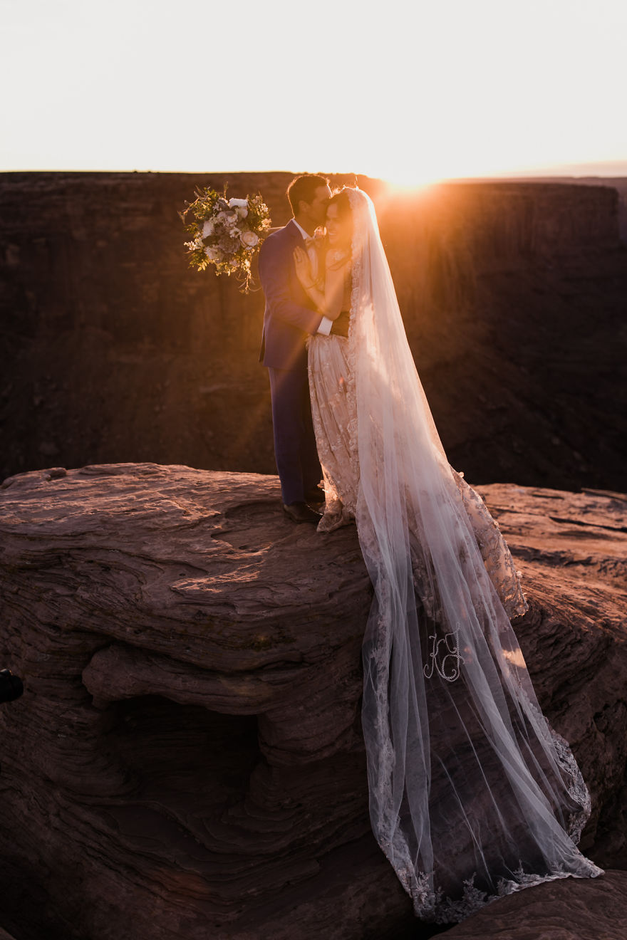 marriage-done-at-120-meters-high-will-take-your-breath-away-5a65ac139fa44__880
