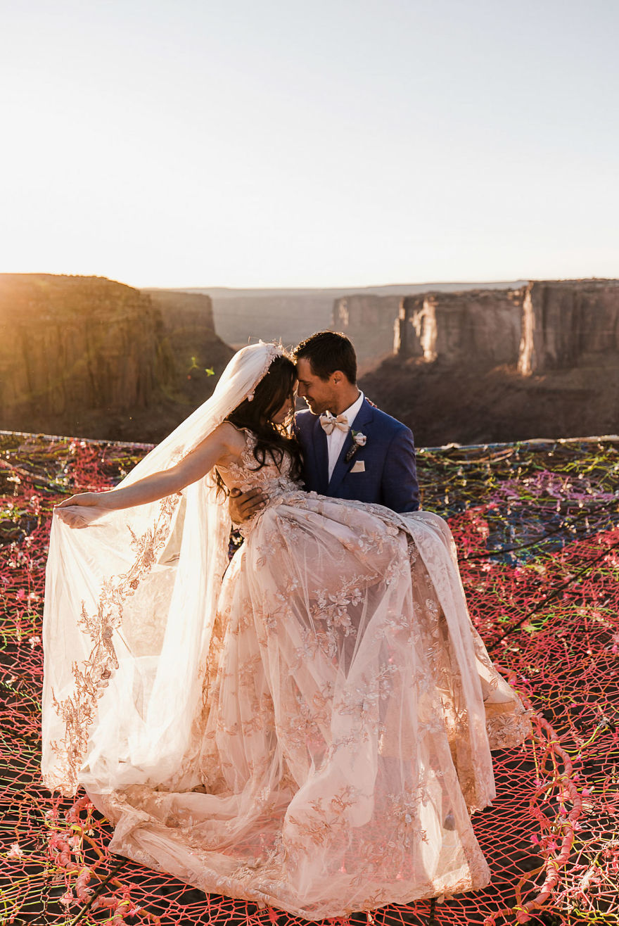 marriage-done-at-120-meters-high-will-take-your-breath-away-5a65ac58642b9__880