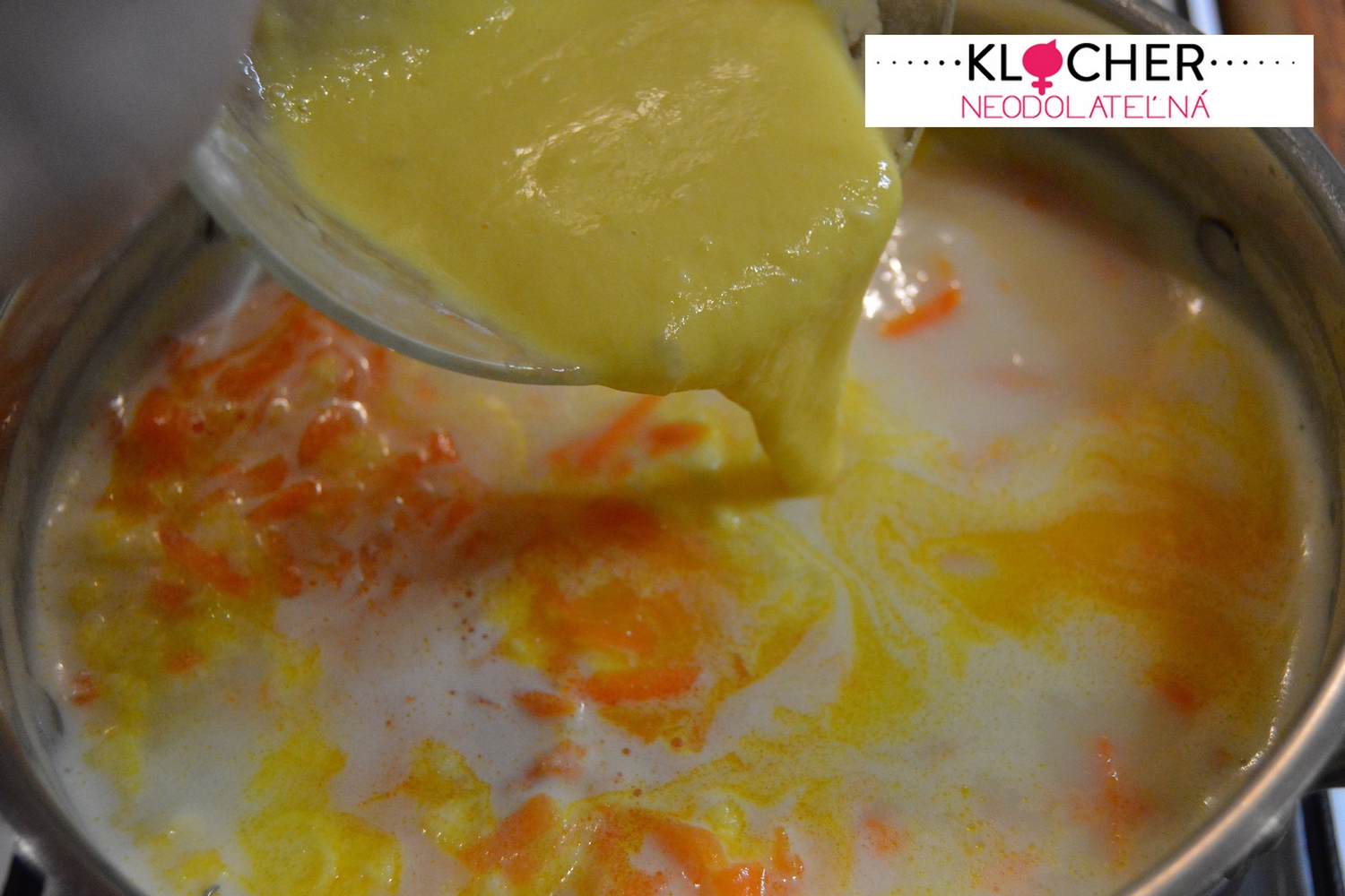Zahustená mrkvovo-mliečna polievka s liatymi haluškami