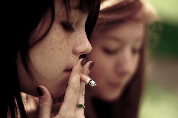 dievča fajčiace cigaretu