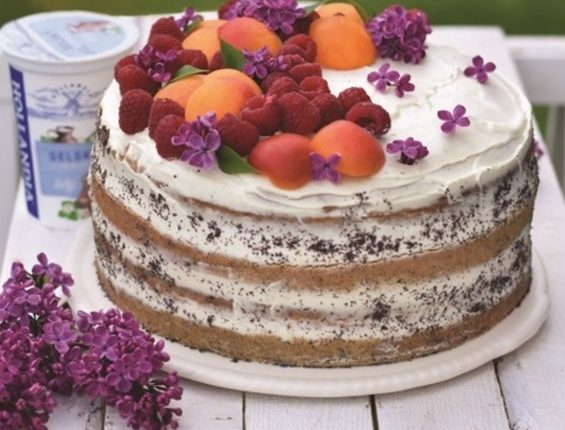 Maková torta s jogurtovým krémom, malinami a marhuľami