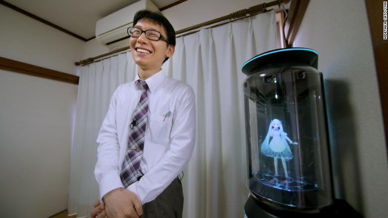 Japonsko. Muž sa zamiloval do hologramu, potom sa s ním aj oženil