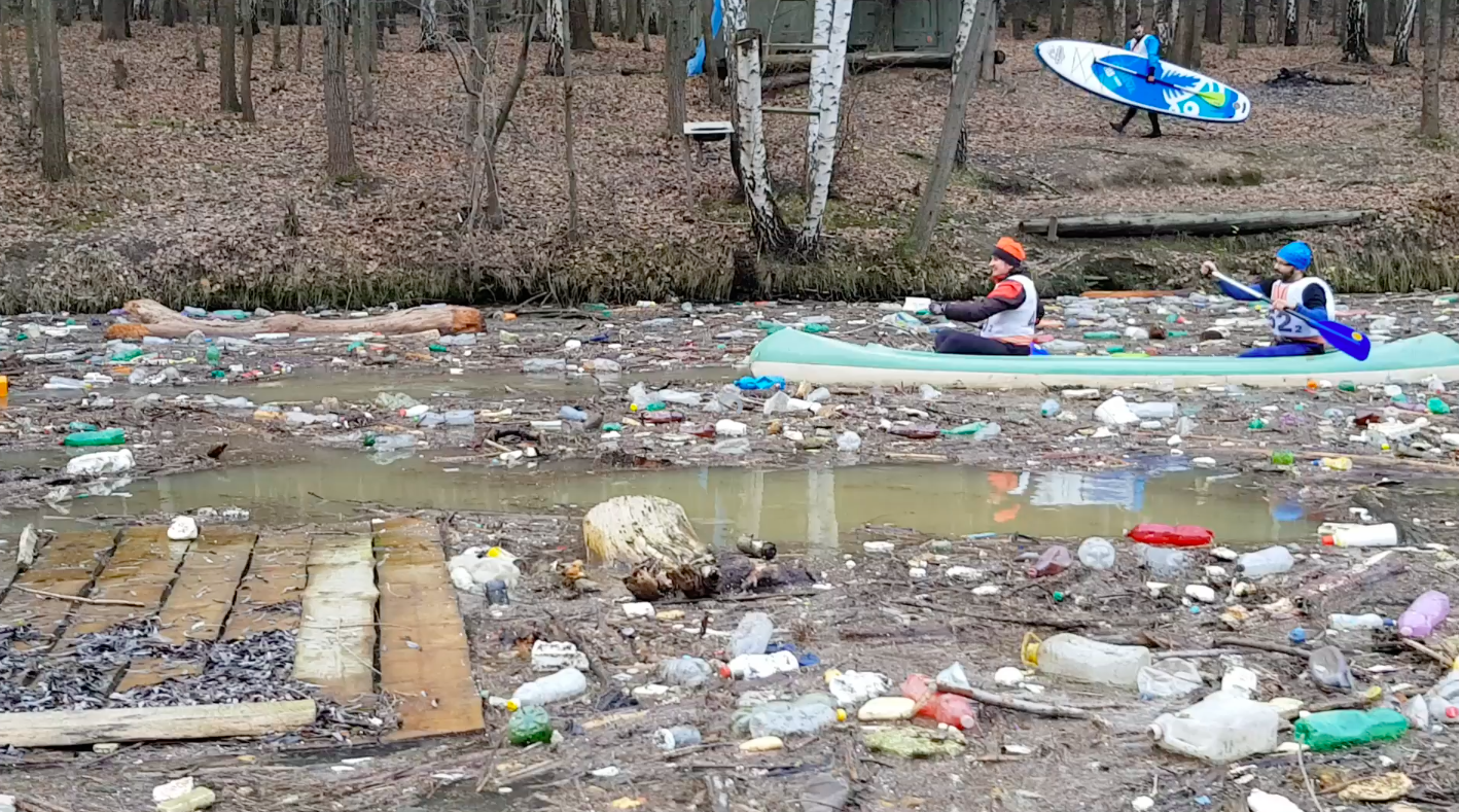 VIDEO: V Košiciach sa na vodárenských pretekoch plavili po odpade