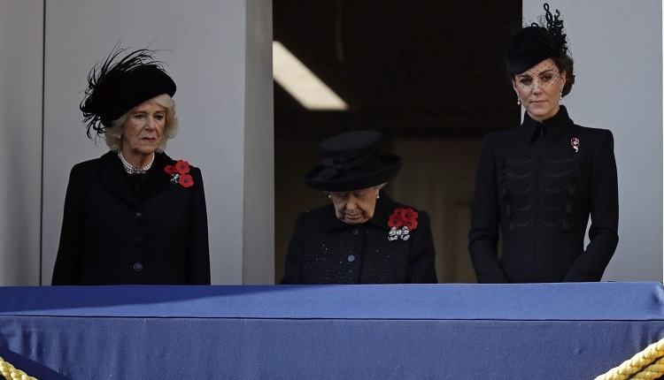 Uplakanú kráľovnú musela utešovať Kate Middleton. Kde bola Meghan?