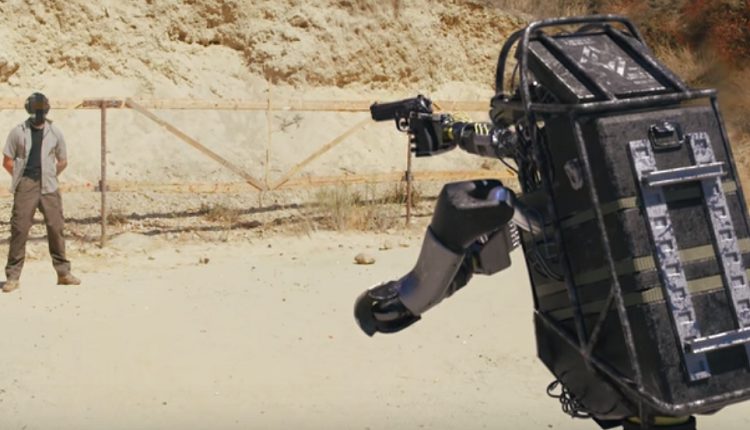 Video vyvolalo šialenstvo! Útočí ozbrojený robot na ľudí?