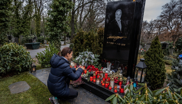 Karel Gott má svoj hrob dokončený: zdobí ho stromček i stovky sviečok