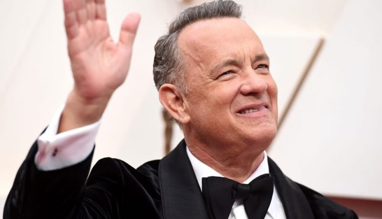 Tom Hanks klikoval na červenom koberci s americkým vojakom