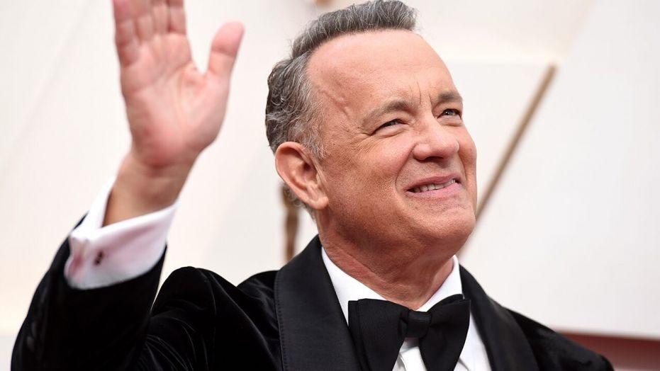 Tom Hanks klikoval na červenom koberci s americkým vojakom