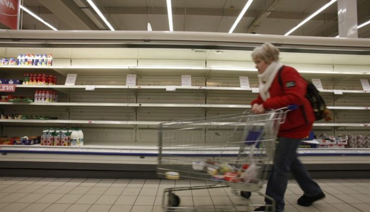 Čechov zachvátila panika z koronavíru: Hromadne nakupujú potraviny