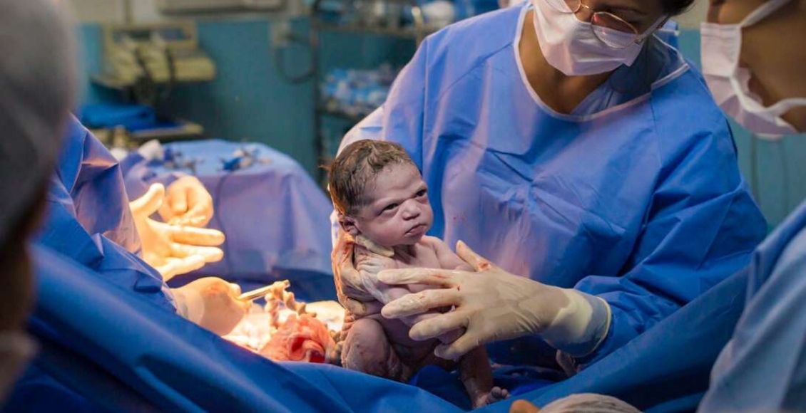 Neuveriteľný záber: Pohľad čerstvého novorodenca vám zlepší deň