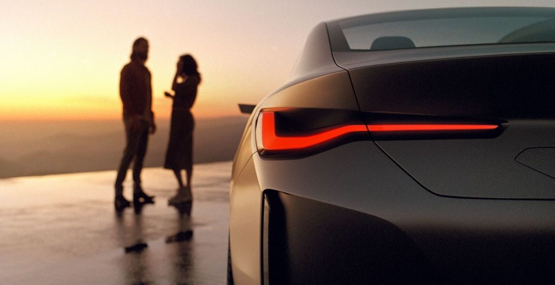 Nové BMW odkazuje Tesle tieto slová: „Daj si bacha!“