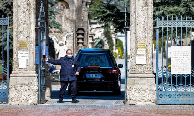 Pracovník cintorína zatvára brány Veľkého cintorína v Bergame