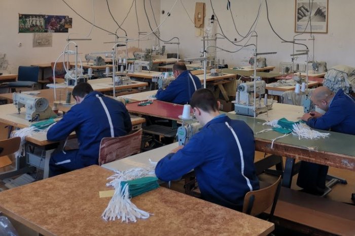 Slovenskí väzni vyrábajú ochranné rúška