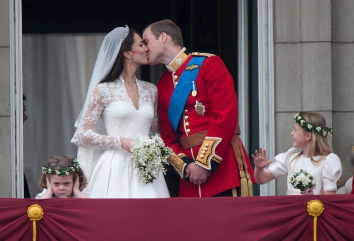 Vojvoda a vojvodkyňa z Cambridge sa prvýkrát pobozkali ako manžel a manželka na balkóne Buckinghamského paláca