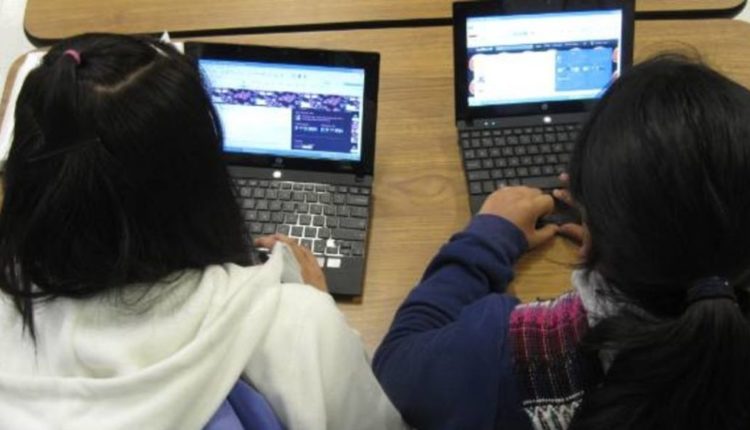 Rodičia chcú menej laptopov v škole! Obávajú sa času pred monitorom
