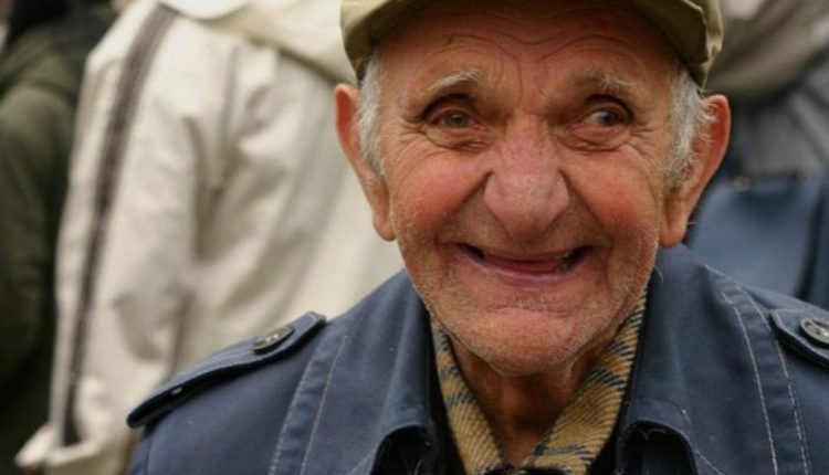 101-ročný muž porazil koronavírus a opustil nemocnicu