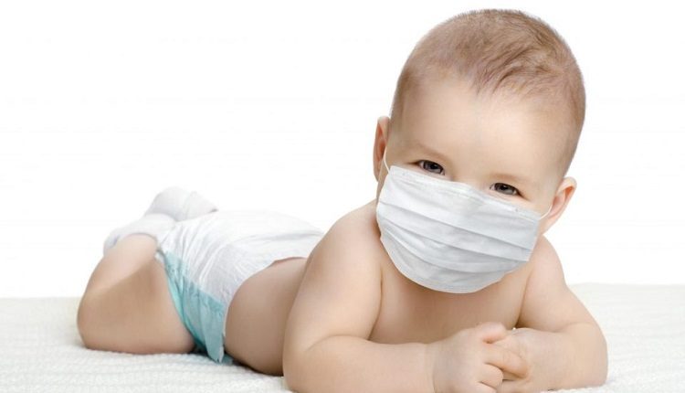 Lekári varujú Nosenie rúšok môže byť nebezpečné pre bábätká