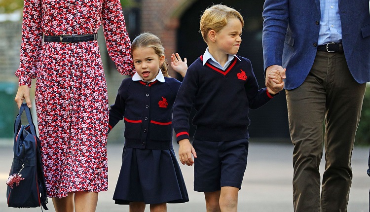 Princ George a princezná Charlotte posielajú kráľovnej „vtipné videjká“