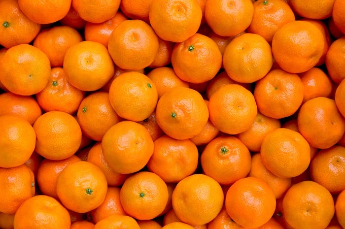 Tie biele veci okolo pomarančovej šupy obsahujú veľa vlákniny