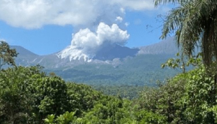 VIDEO Výbuch sopky v národnom parku na Kostarike