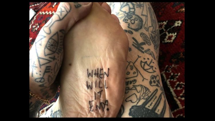 Handpoke tetovanie za každý deň v karanténe: Brit už nemá kde tetovať
