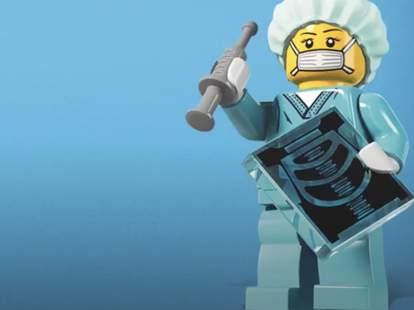 Spoločnosť LEGO začala vyrábať ochranné štíty na tvár