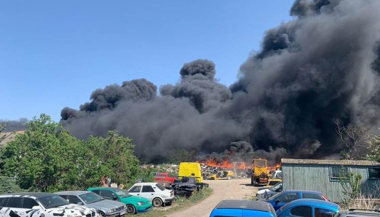 AKTUÁLNE: Požiar stajní v bratislavskej Vrakuni sa rozšíril na vrakovisko