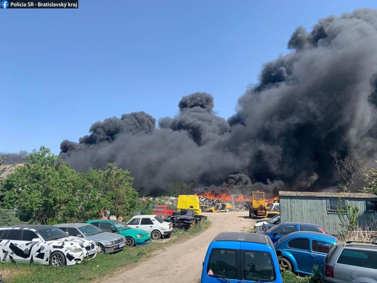 AKTUÁLNE: Požiar stajní v bratislavskej Vrakuni sa rozšíril na vrakovisko