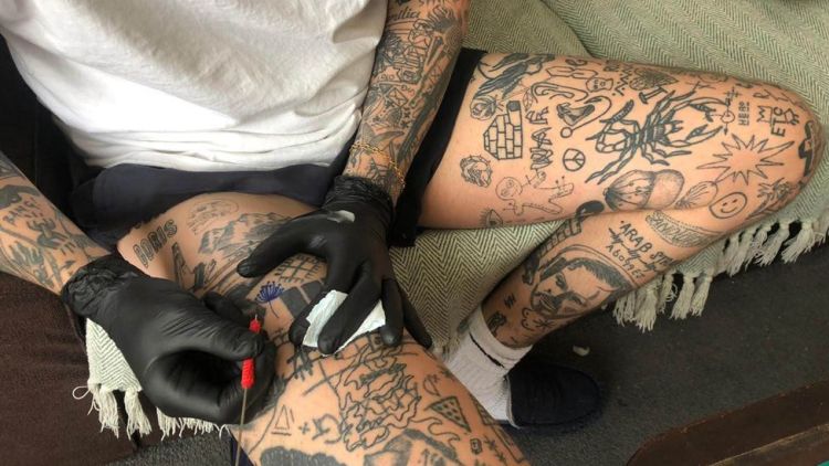 Handpoke tetovanie za každý deň v karanténe: Brit už nemá kde tetovať