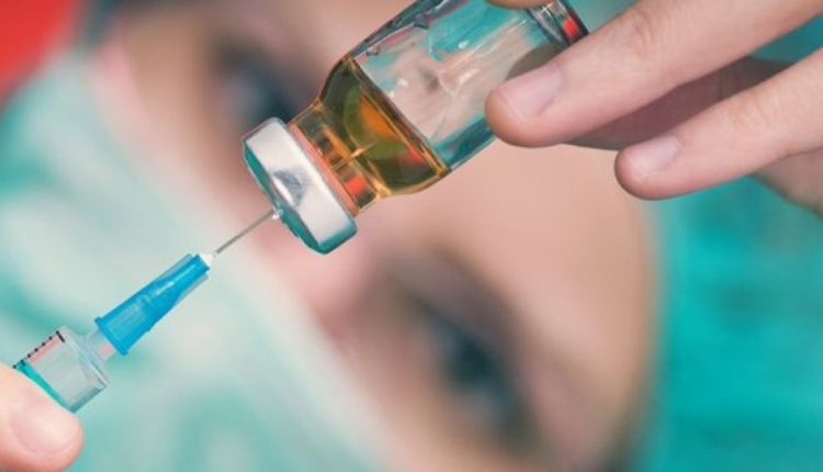 Nová štúdia epidemiológov: Bez vakcíny bude pokračovať sociálny dištanc až do roku 2022